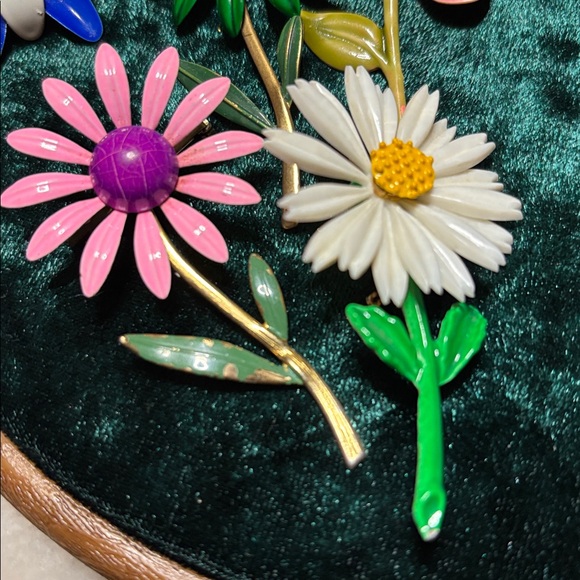 Bundle of 11 vintage flower brooches & earrings - Picture 9 of 14